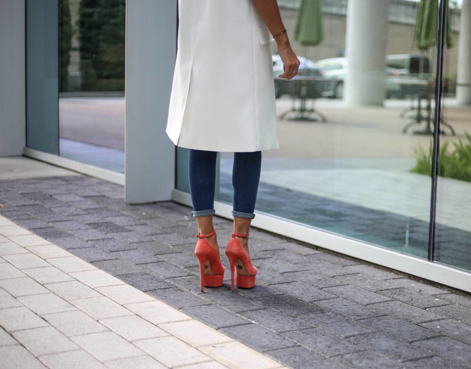 Hudson Denim, a white sleeveless trench and Charlotte Olympia Pumps | Style Guide | Fall Fashion